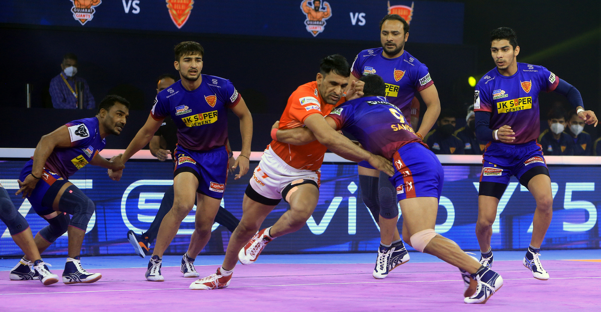 Pardeep Kumar of Gujarat Giants fights to get past the Dabang Delhi K.C. defense in Match 81 of VIVO Pro Kabaddi League Season 8