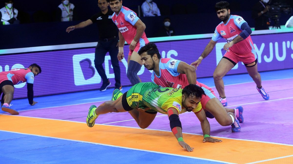 Patna Pirates' Monu Goyat tries to reach the midline against Jaipur Pink Panthers in Match 53 of VIVO Pro Kabaddi League Season 8