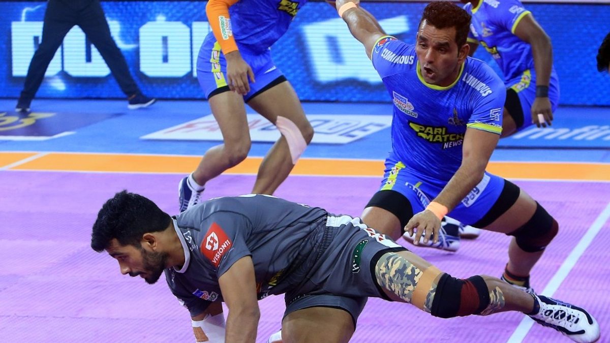 Vikas Kandola of Haryana Steelers steals a point off the Tamil Thalaivas' defence in Match 102 of VIVO Pro Kabaddi League Season 8