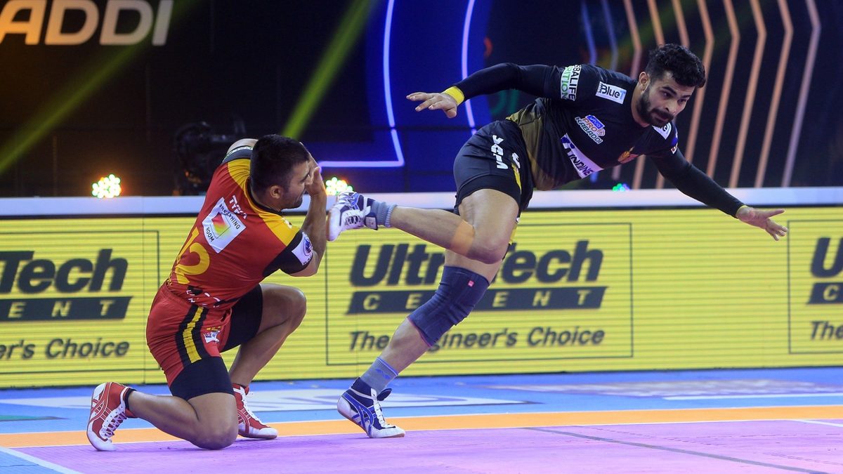 Telugu Titans' Ankit Beniwal escapes from Bengaluru Bulls' defender in Match 26 of VIVO Pro Kabaddi League Season 8 