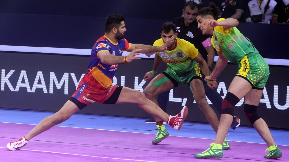 Pardeep Narwal of U.P. Yoddha tries to get a point off Mohammadreza Chiyaneh of Patna Pirates in Match 10 of VIVO Pro Kabaddi League Season 8