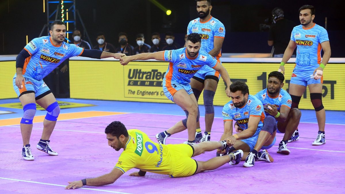 Himanshu of Tamil Thalaivas crosses the mid line against Bengal Warriors in Match 122 of VIVO Pro Kabaddi League Season 8