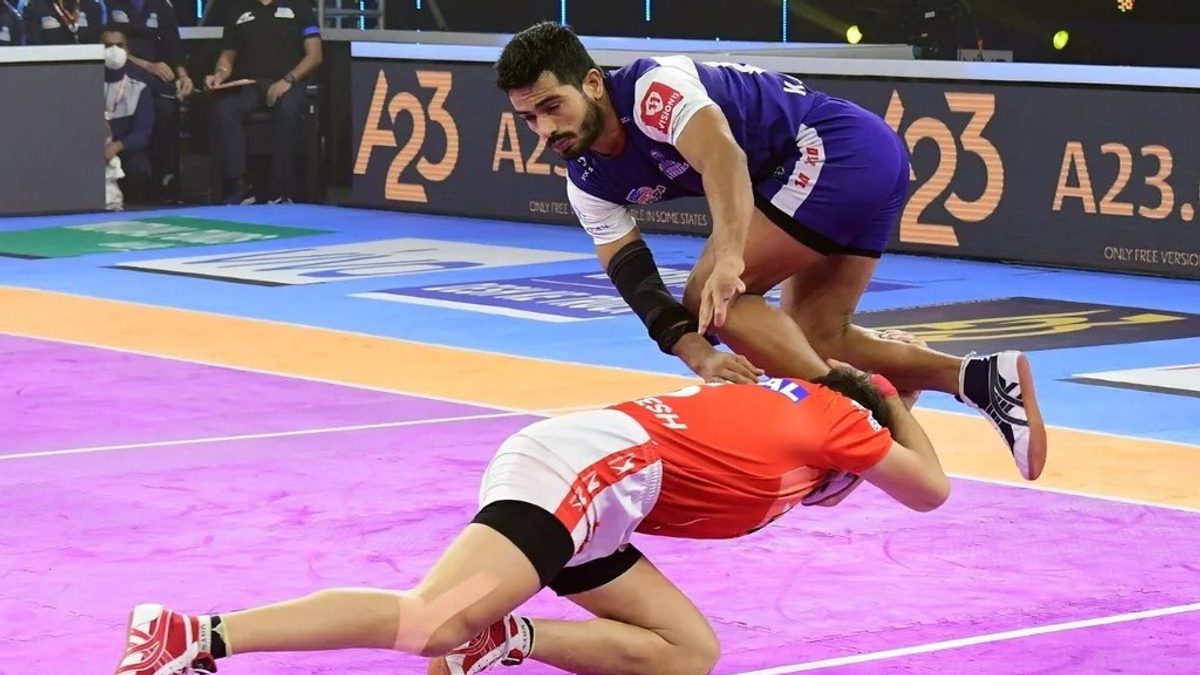 Haryana Steelers' Vikash Kandola jumps over the Gujarat Giants' defender in Match 28 of VIVO Pro Kabaddi League Season 8 