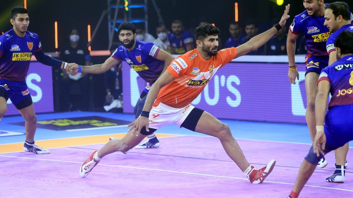 Rakesh Narwal of Gujarat Giants looks to get a point off the Dabang Delhi K.C. defenders in Match 13 of VIVO Pro Kabaddi League Season 8