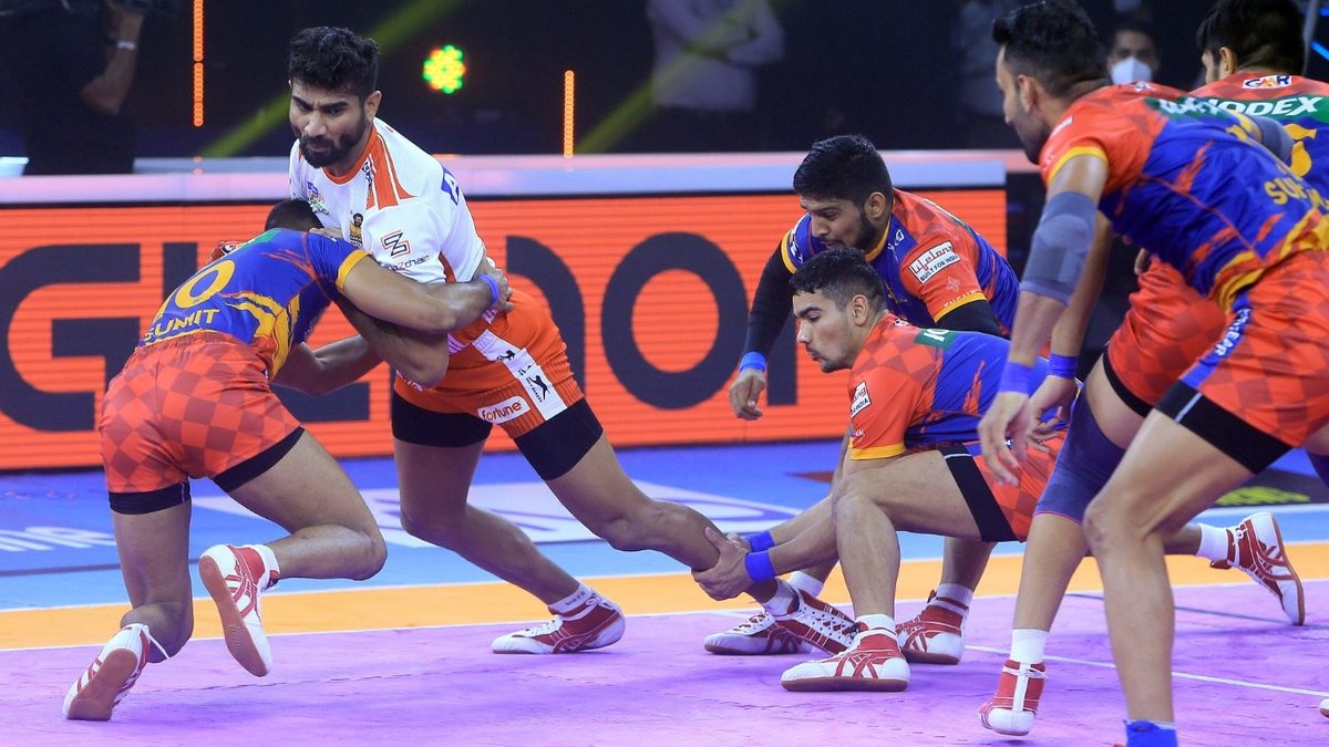 Rakesh Narwal of Gujarat Giants meets Sumit of U.P. Yoddha in in Match 20 of VIVO Pro Kabaddi League Season 8