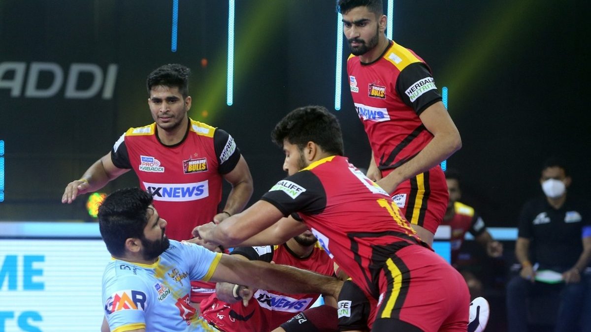 The Bengaluru Bulls defense pounces on Pardeep Narwal of U.P. Yoddhas in Match 87 of VIVO Pro Kabaddi League Season 8