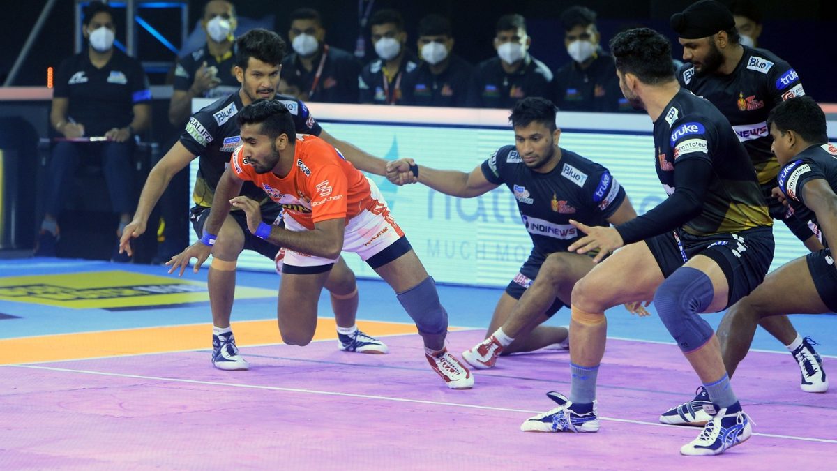 Rakesh of Gujarat Giants looks to run away with a bonus against Telugu Titans in Match 105 of VIVO Pro Kabaddi League Season 8