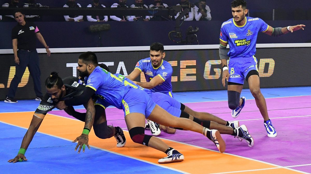 Siddharth Desai of Telugu Titans is pushed away from the mat by the Tamil Thalaivas' defenders in Match 2 of VIVO Pro Kabaddi League Season 8