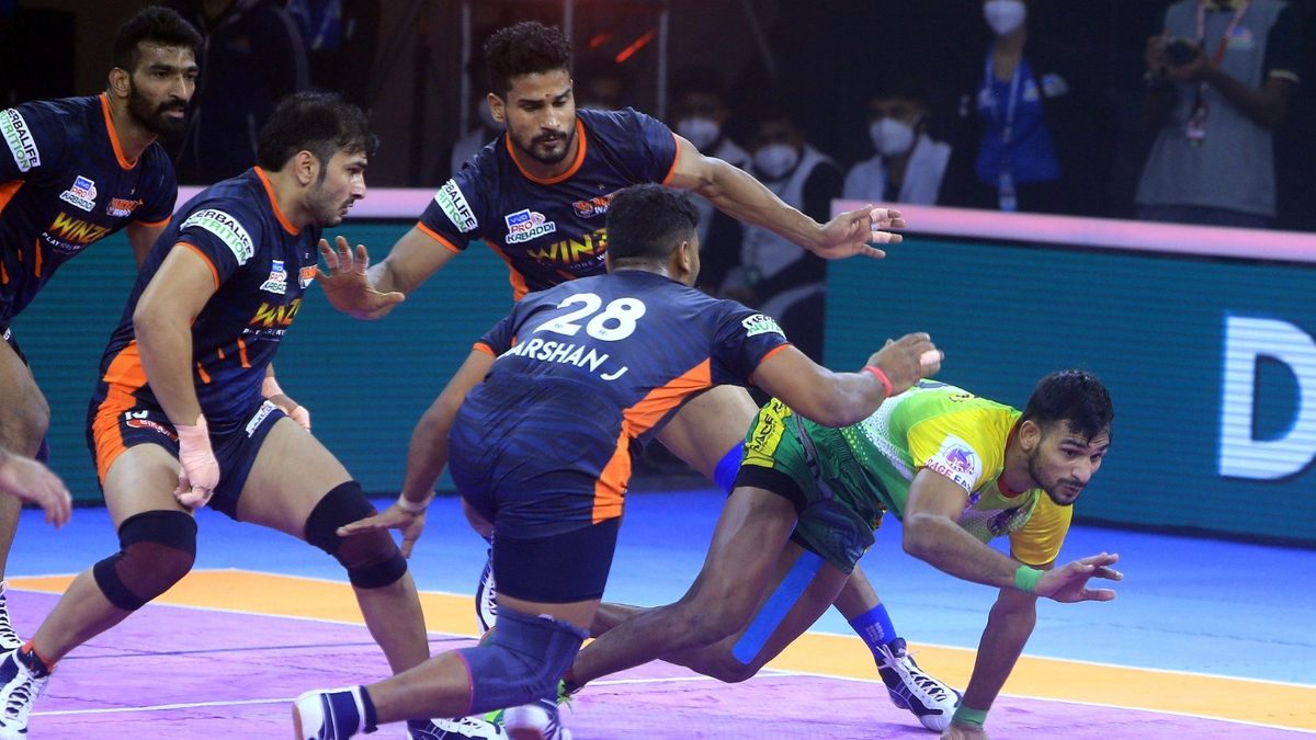 Patna Pirates' Sachin tries to escape from the Bengal Warriors' defenders in Match 24 of VIVO Pro Kabaddi League Season 8