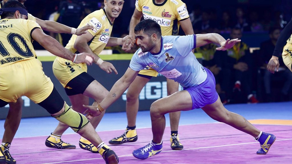 Tamil Thalaivas’ Rahul Chaudhari in action against Telugu Titans in vivo Pro Kabaddi Season 7.