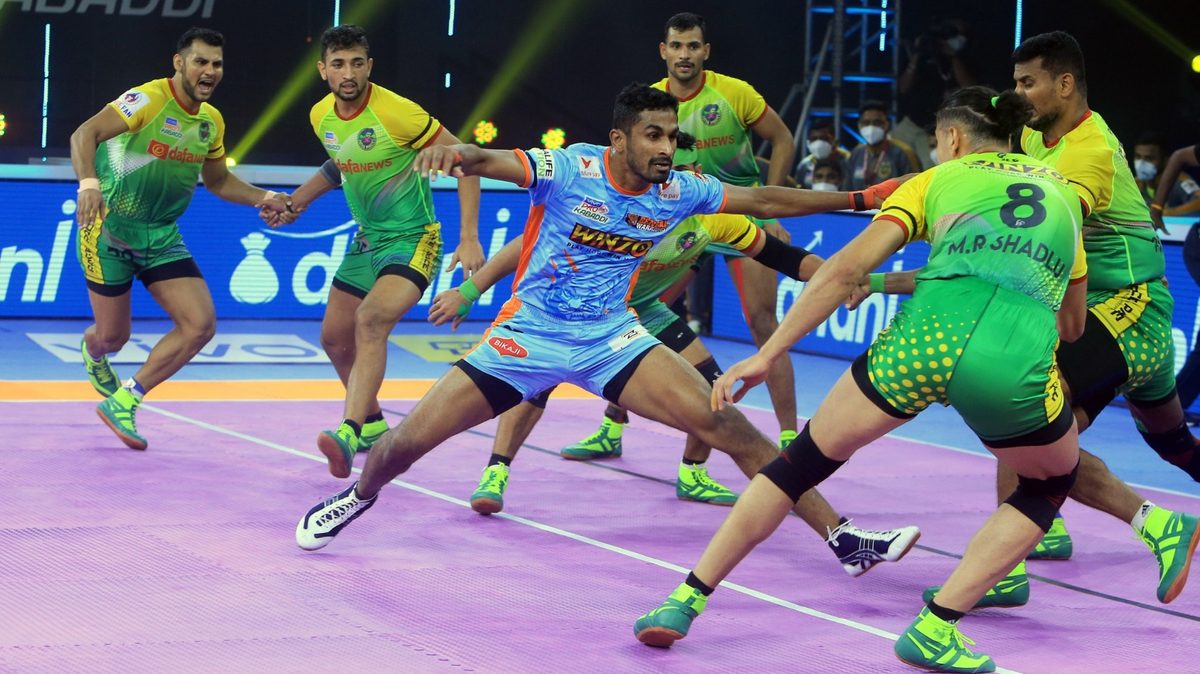 Manoj Gowda of Bengal Warriors looks for a raid point against Patna Pirates in Match 98 of VIVO Pro Kabaddi League Season 8