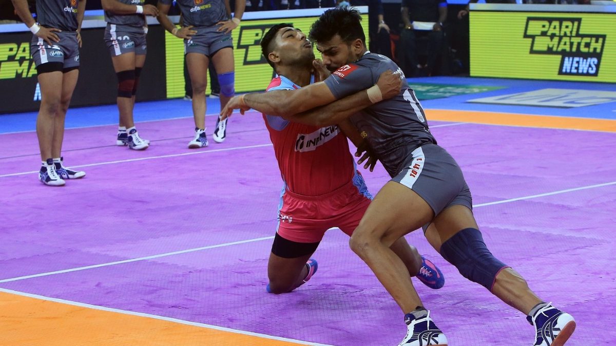 Vikas Kandola of Haryana Steelers tries to get past Deepak Singh of Jaipur Pink Panthers in Match 97 of VIVO Pro Kabaddi League Season 8