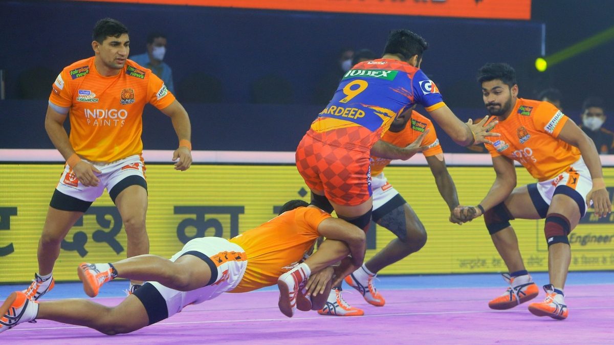 Puneri Paltan defenders successfully tackle U.P. Yoddha's Pardeep Narwal in Match 79 of VIVO Pro Kabaddi League Season 8.