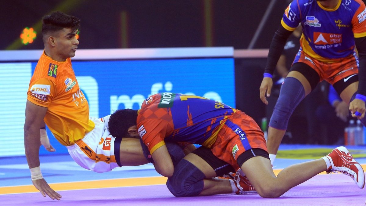 U.P. Yoddha's Shubham grabs Puneri Paltan's Aslam Inamdar in Eliminator 1 of VIVO Pro Kabaddi League Season 8