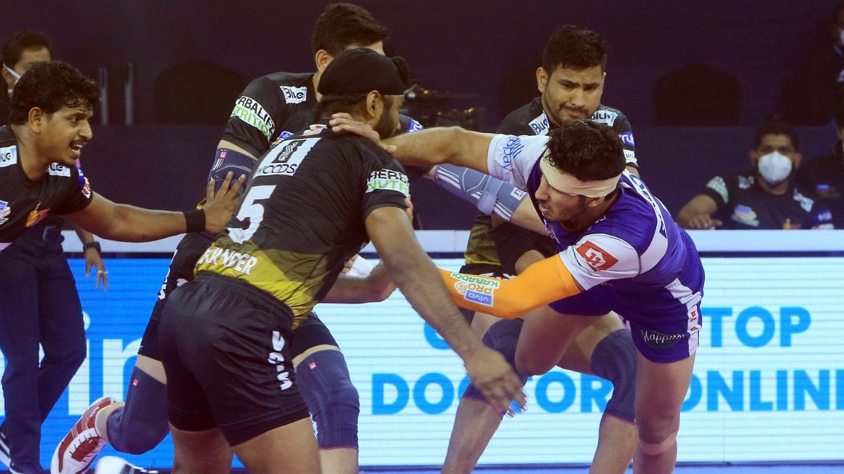 Haryana Steelers' Jaideep escapes from the Telugu Titans' defenders in Match 77 of VIVO Pro Kabaddi League Season 8. 