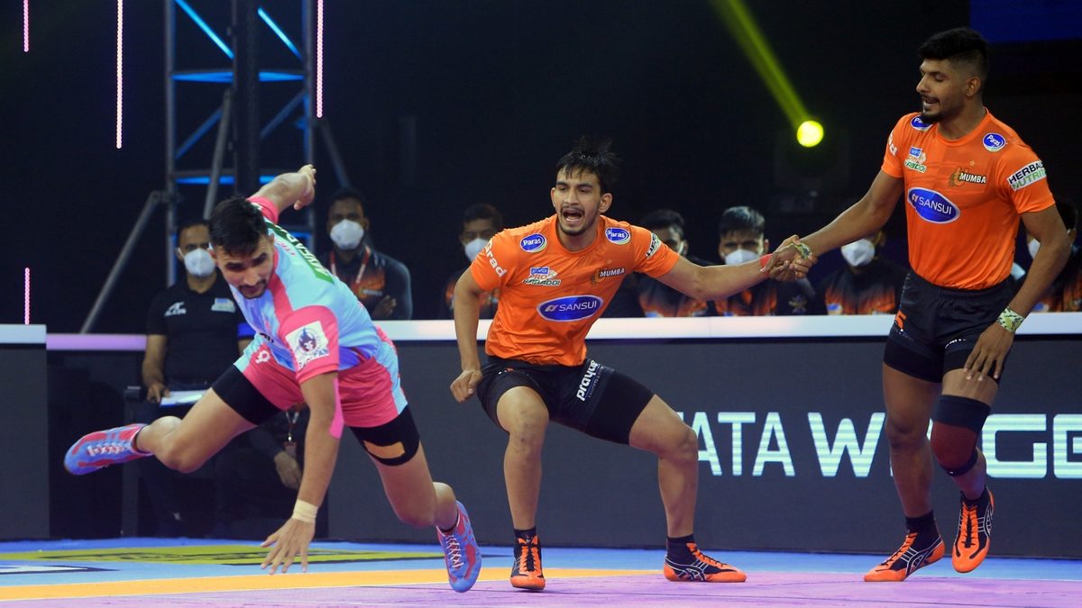 Sachin Narwal of Jaipur Pink Panthers gets away from Rinku of U Mumba in Match 119 of VIVO Pro Kabaddi League Season 8