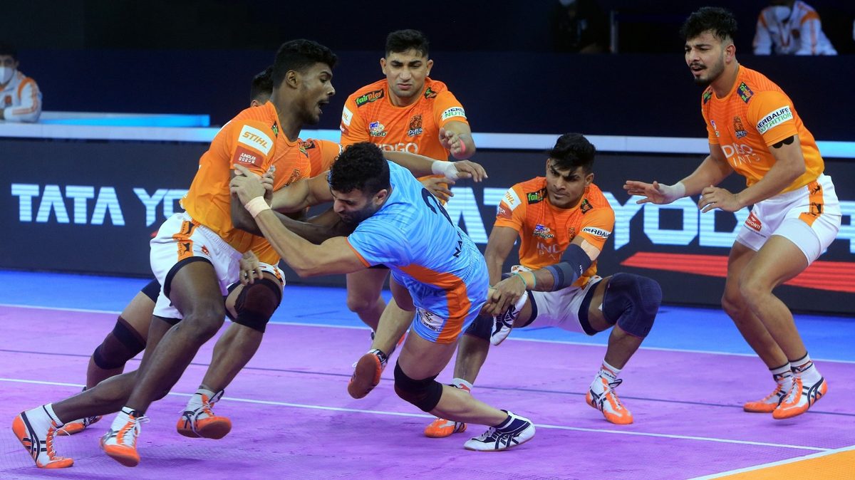 Mohammad Nabibakhsh of Bengal Warriors is unable to get past the Puneri Paltan’s defense in Match 43 of VIVO Pro Kabaddi League Season 8.