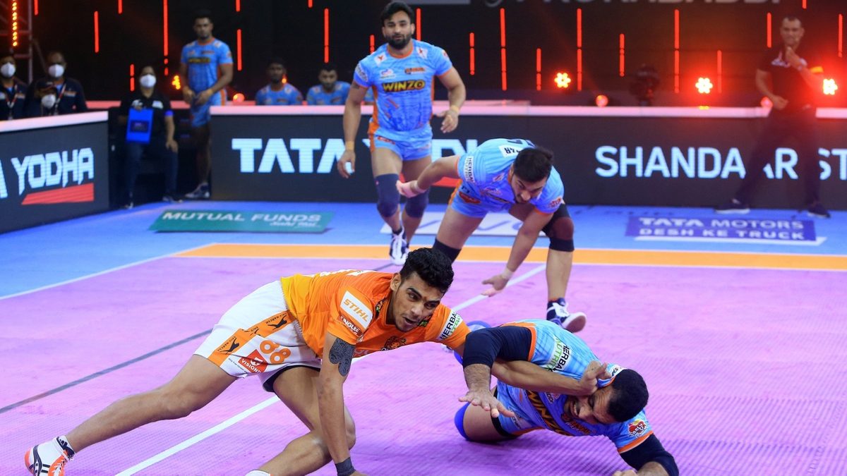 Mohit Goyat of Puneri Paltan struggles to earn a point against Bengal Warriors in Match 127 of VIVO Pro Kabaddi League Season 8