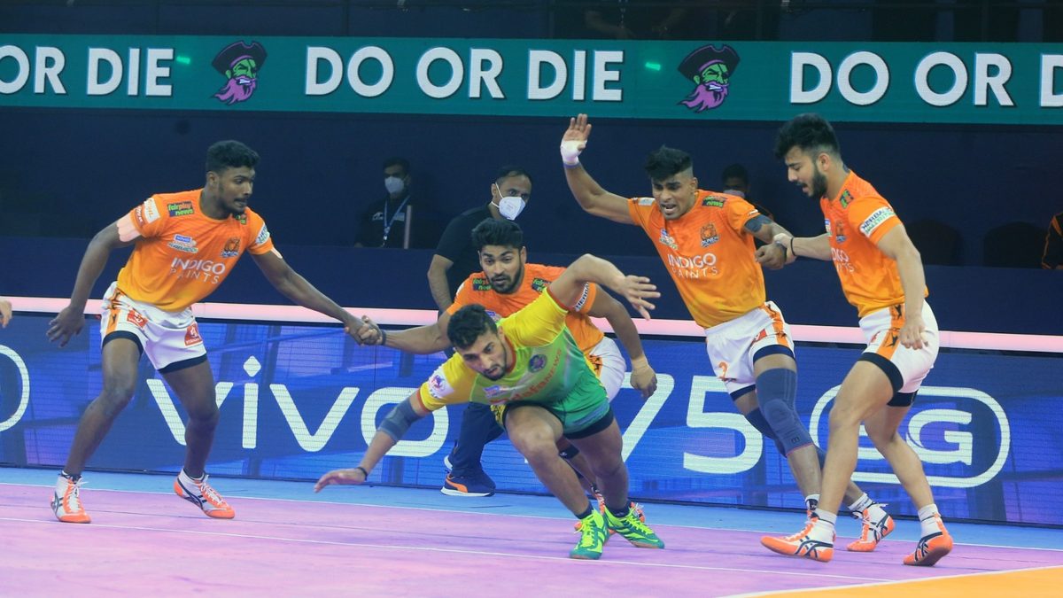 Guman Singh of Patna Pirates looks for the bonus against Puneri Paltan in Match 107 of VIVO Pro Kabaddi League Season 8