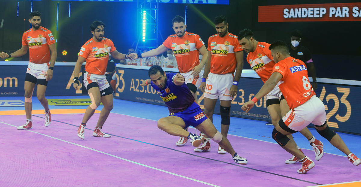 Sandeep Narwal of Dabang Delhi K.C. secures a bonus for his team against Gujarat Giants in Match 81 of VIVO Pro Kabaddi League Season 8