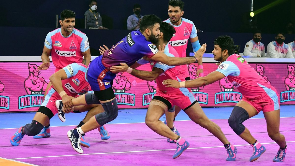 Vijay of Dabang Delhi K.C. is unable to get past the defense of Jaipur Pink Panthers in Match 46 of VIVO Pro Kabaddi League Season 8.