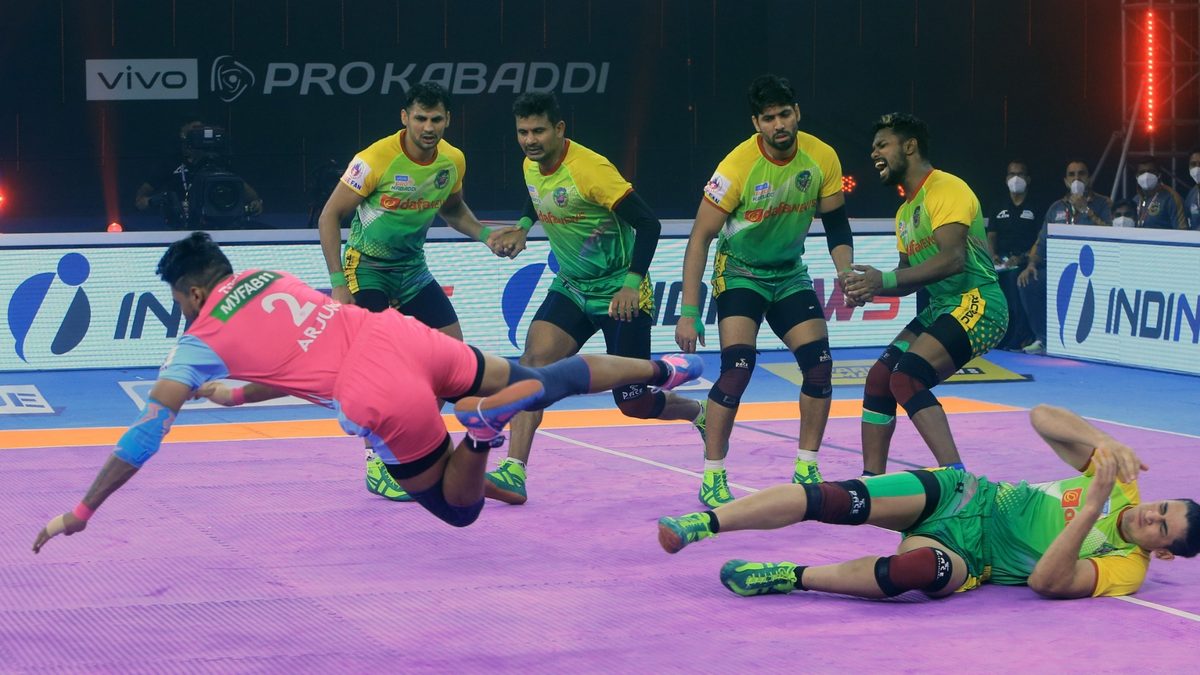Arjun Deshwal of Jaipur Pink Panthers flies off towards a point after beating the Patna Pirates defense in Match 82 of VIVO Pro Kabaddi League Season 8
