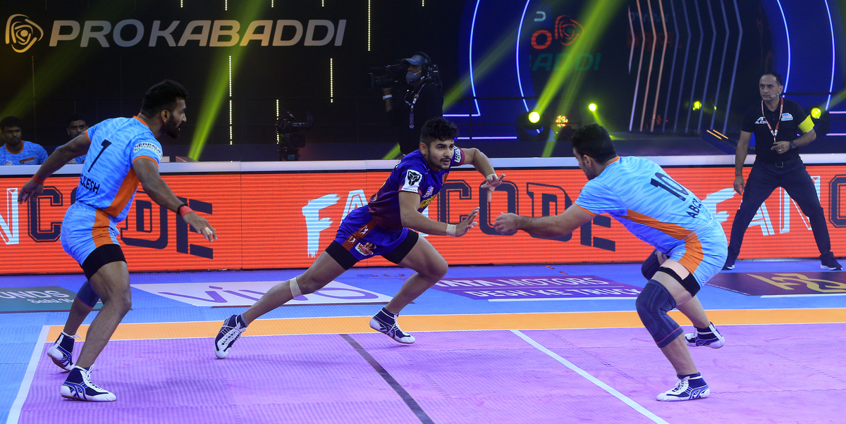 Naveen Kumar of Dabang Delhi K.C. looks to get away from the Bengal Warriors' defenders in Match 19 of VIVO Pro Kabaddi League Season 8