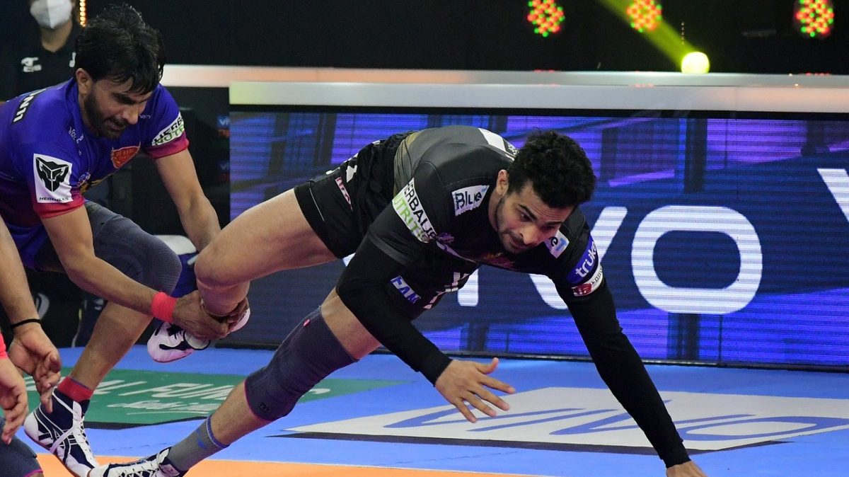 Joginder Narwal of Dabang Delhi K.C. grabs Ankit Beniwal of Telugu Titans in Match 128 of VIVO Pro Kabaddi League Season 8