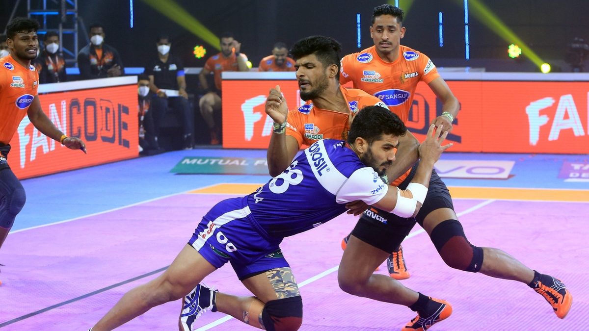 Harendra Kumar of U Mumba tries to stop Vikash Kandola of Haryana Steelers in Match 113 of VIVO Pro Kabaddi League Season 8