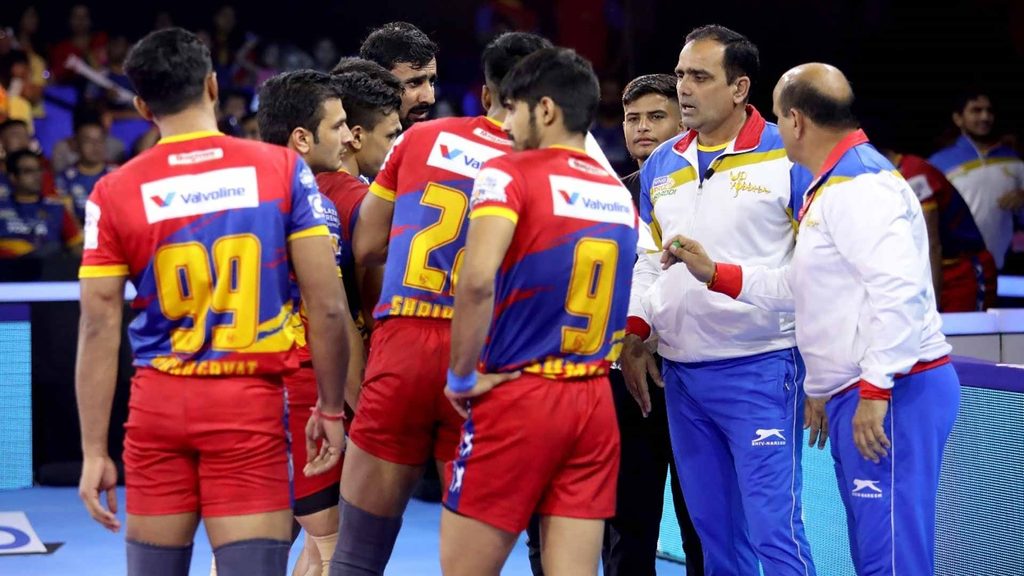 Jasveer Singh talks to the U.P. Yoddha players during the match.