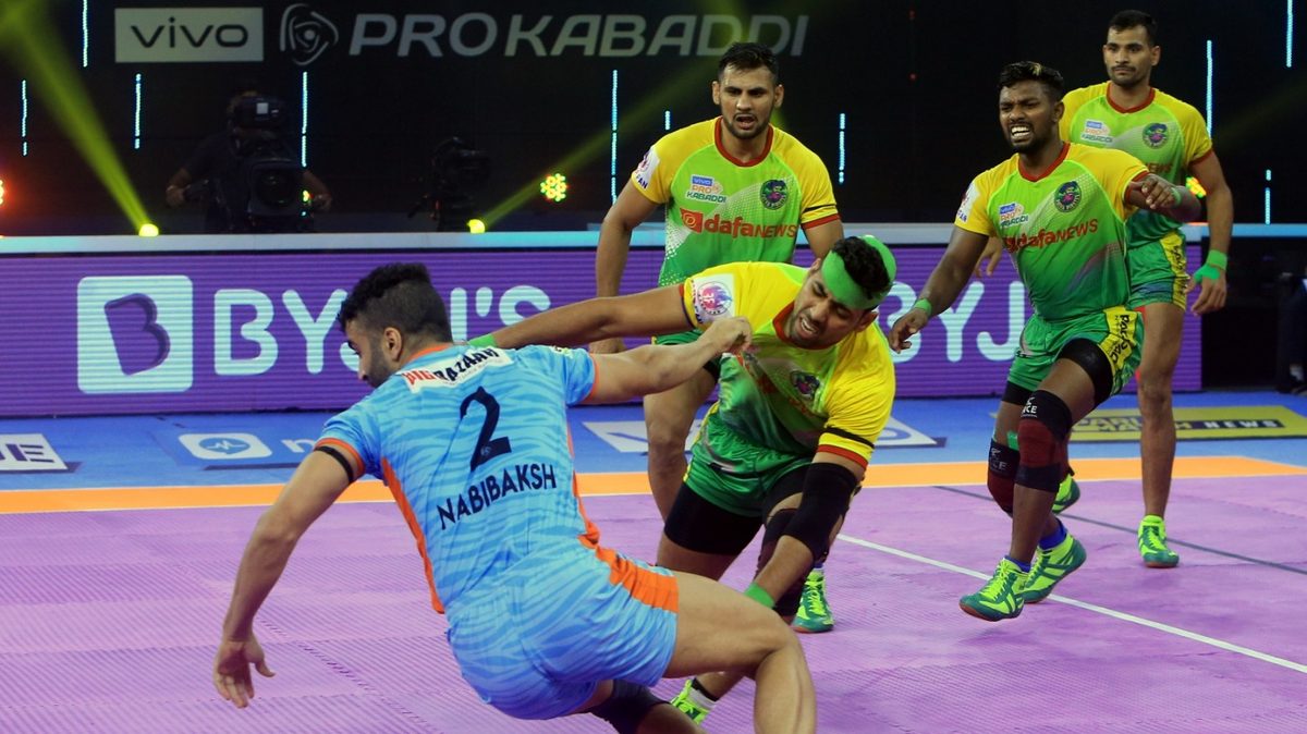 Mohammad Nabibakhsh of Bengal Warriors reaches for the centre line after getting a point off Neeraj Kumar of Patna Pirates in Match 98 of VIVO Pro Kabaddi League Season 8