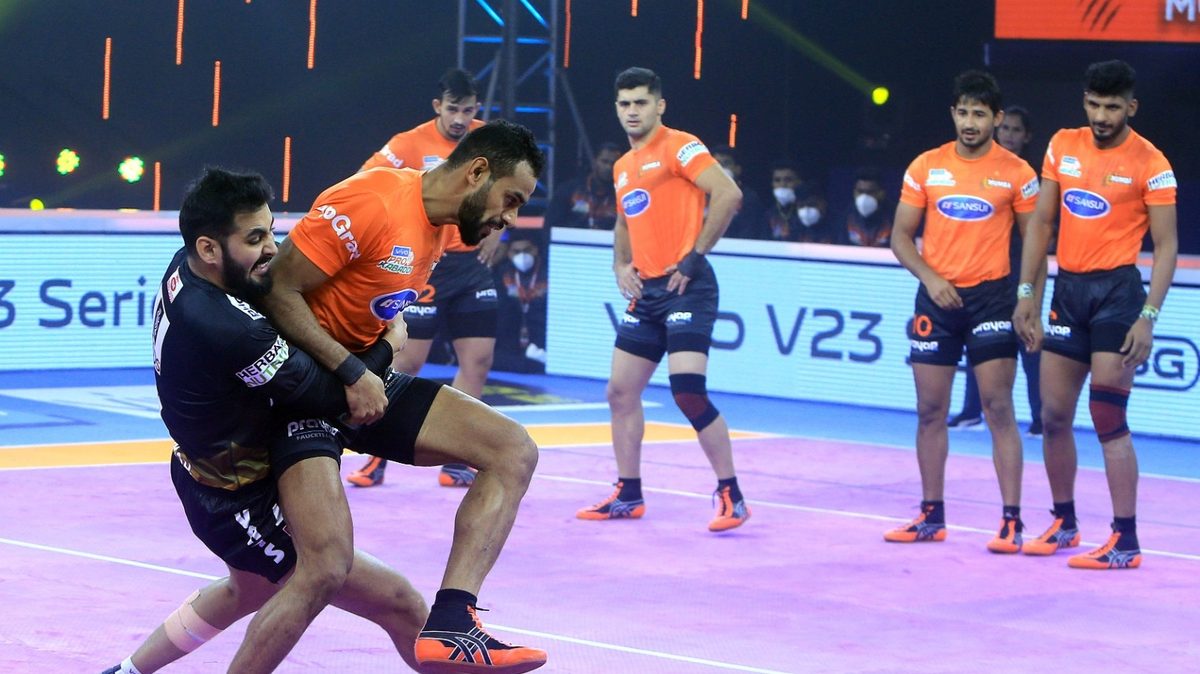 Rajnish of Telugu Titans tries to stop Abhishek Singh of U Mumba in Match 41 of VIVO Pro Kabaddi League Season 8.