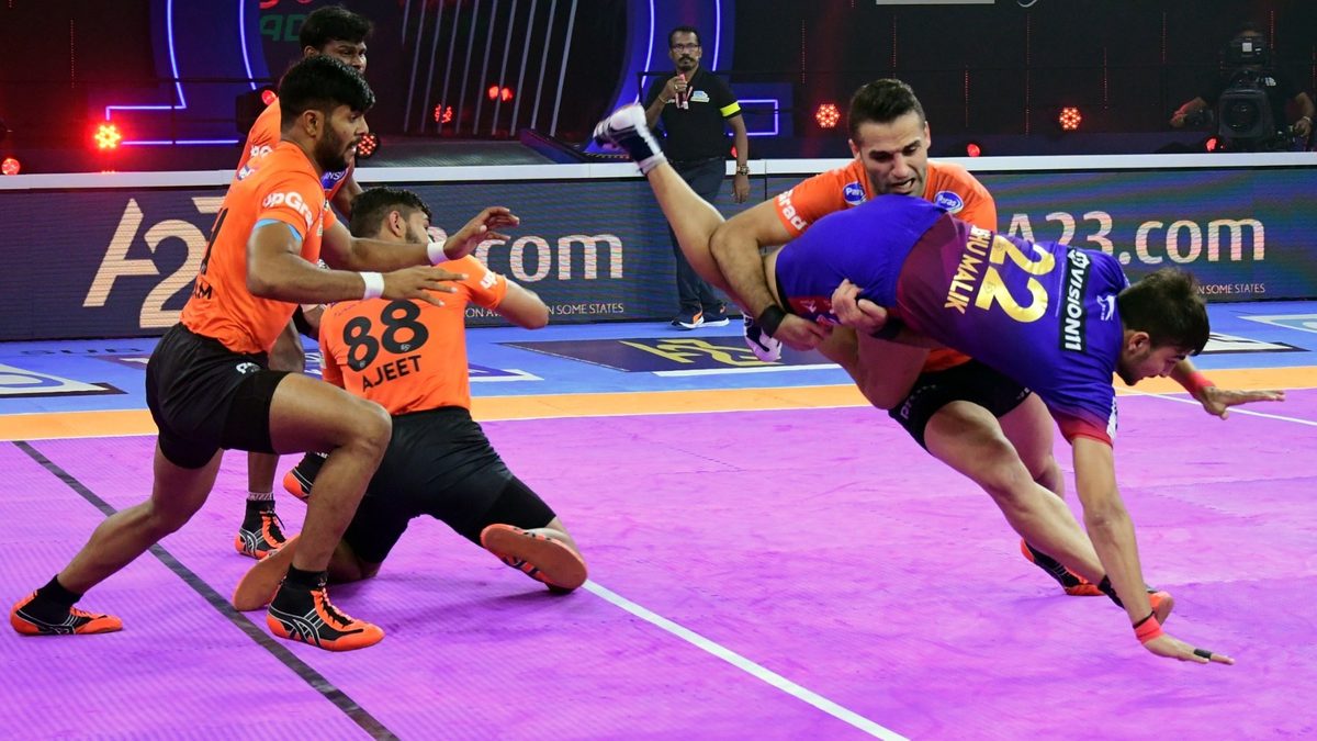 Fazel Atrachali of U Mumba prevents Ashu Malik of Dabang Delhi K.C. from stealing a point in Match 85 of VIVO Pro Kabaddi League Season 8