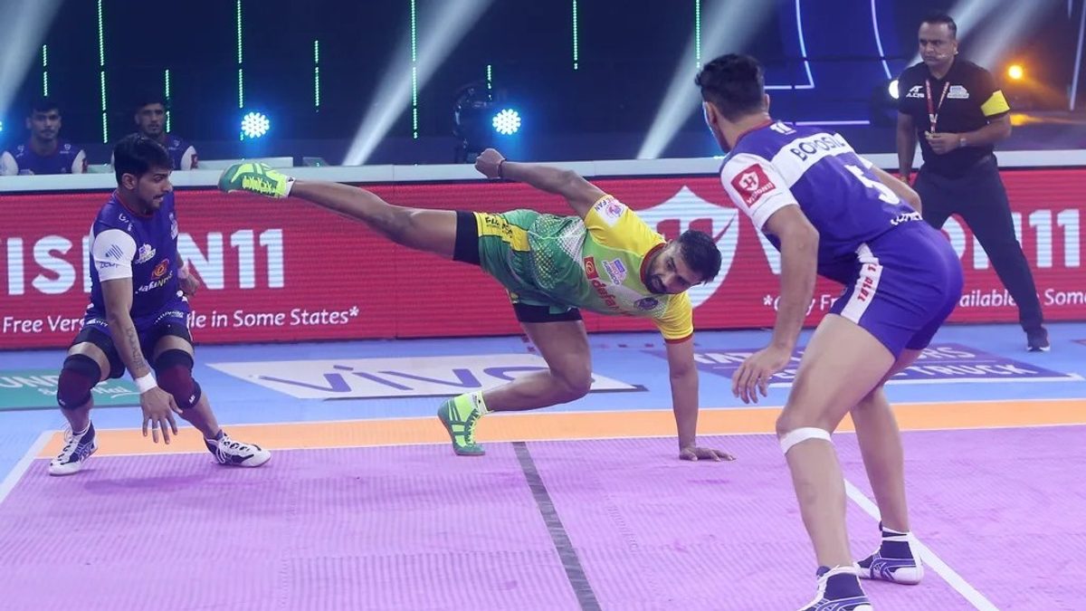 Monu Goyat of Patna Pirates tries his acrobatic skills to get a point off the Haryana Steelers in Match 6 of VIVO Pro Kabaddi League Season 8
