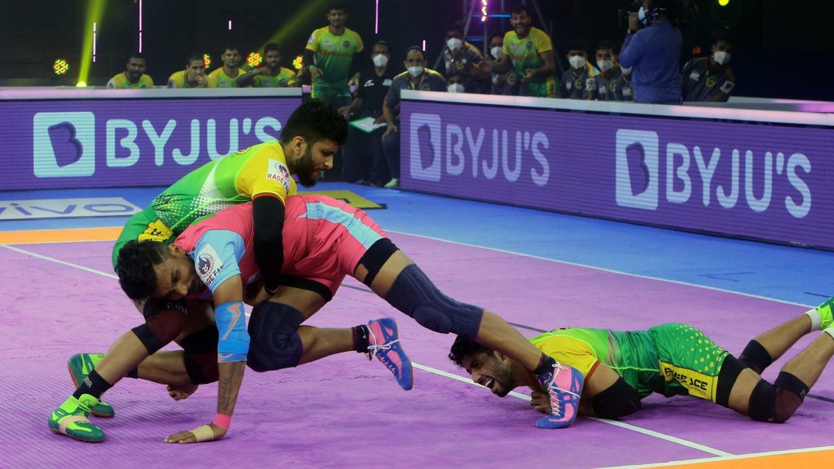 Arjun Deshwal of Jaipur Pink Panthers tries to escape from clutches of the Patna Pirates defense in Match 82 of VIVO Pro Kabaddi League Season 8