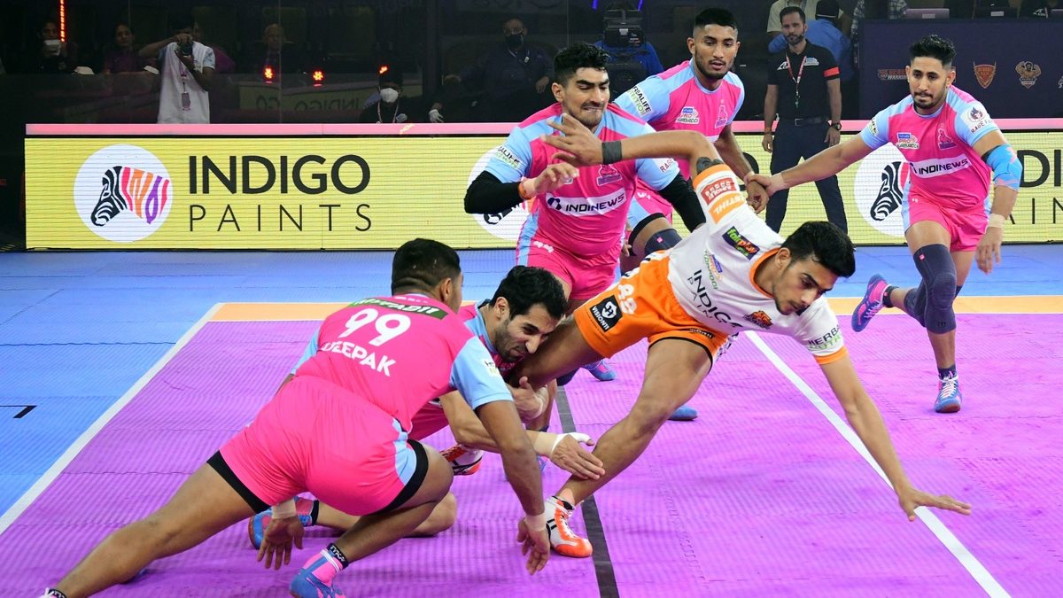 The Jaipur Pink Panthers' defenders grab hold of Mohit Goyat of Puneri Paltan in Match 130 of VIVO Pro Kabaddi League Season 8