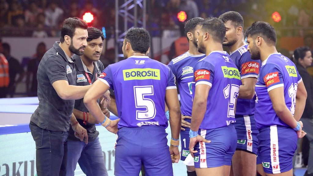 Rakesh Kumar coaches Haryana Steelers’ team members during their match against Telugu Titans