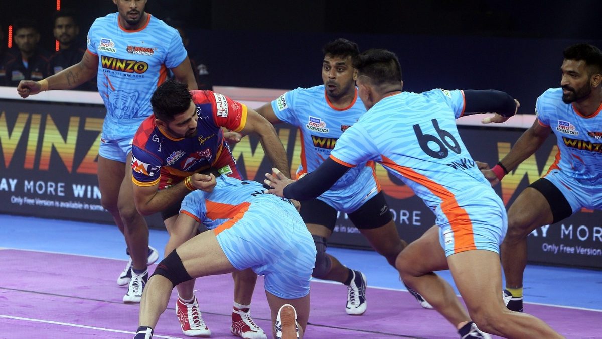 Pardeep Narwal of U.P. Yoddha looks to get away from the Bengal Warriors' defenders in Match 3 of VIVO Pro Kabaddi League Season 8