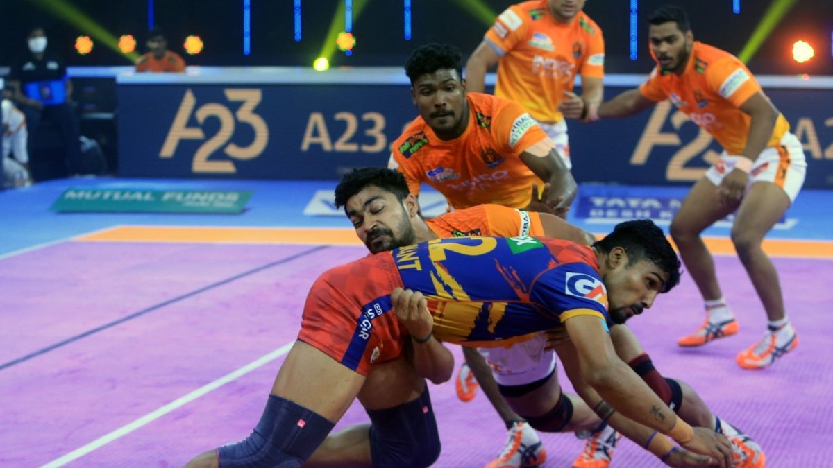 Shrikant Jadhav in action against Puneri Paltan in Match 79 of VIVO Pro Kabaddi League Season 8.