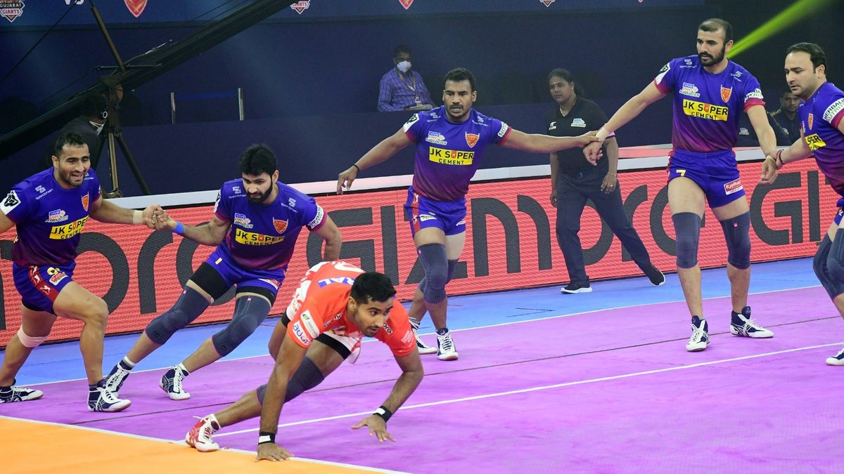 Rakesh of Gujarat Giants displays his agility against Dabang Delhi K.C. in Match 13 of VIVO Pro Kabaddi League Season 8