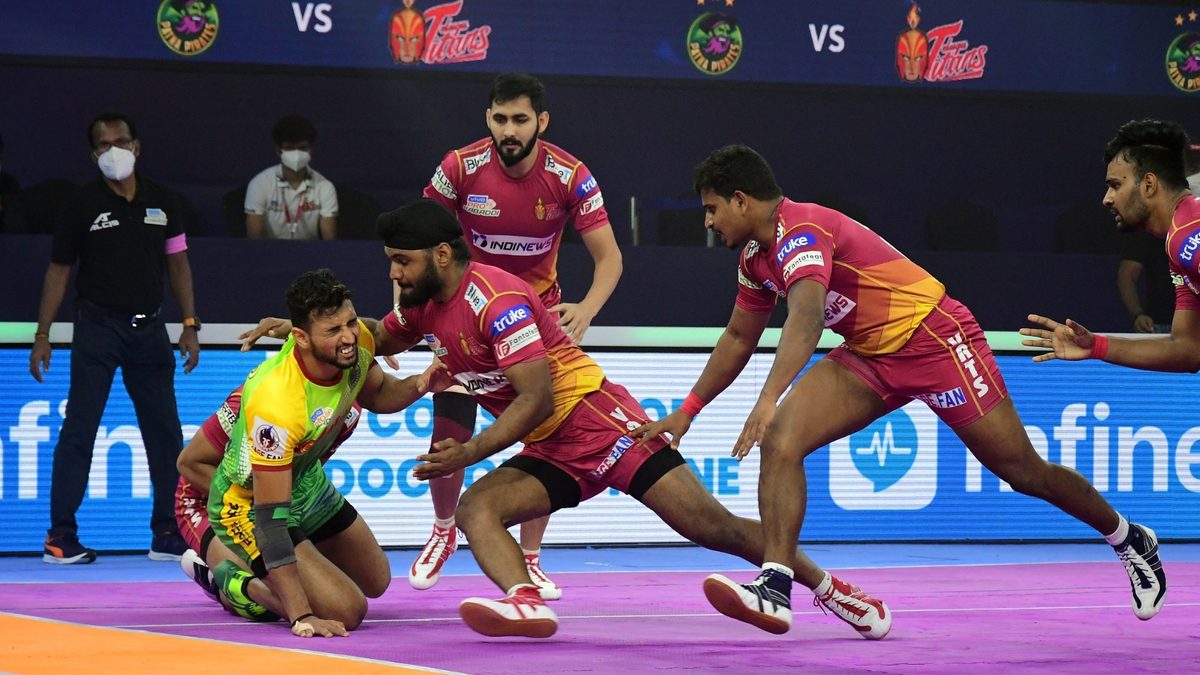 Guman Singh of Patna Pirates is unable to get past the Telugu Titans' defence in Match 116 of VIVO Pro Kabaddi League Season 8