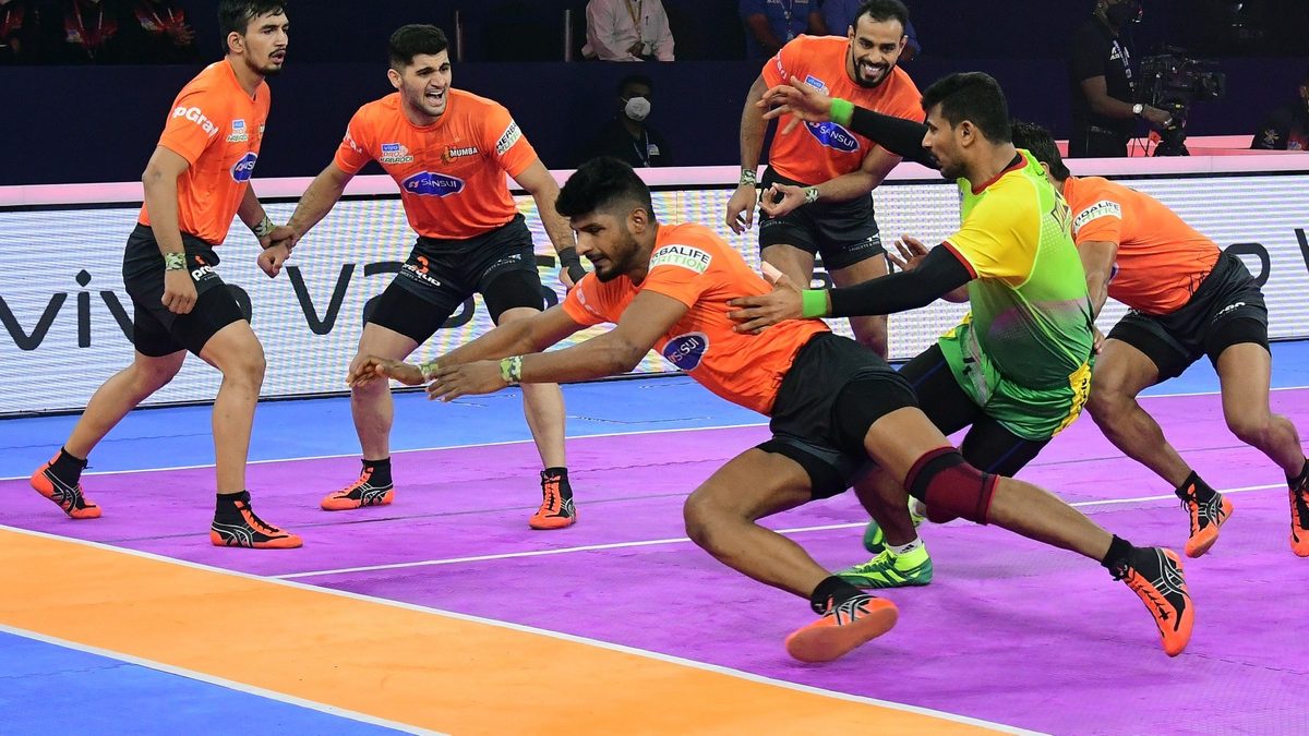 Prashant Kumar of Patna Pirates looks to somehow get away from the U Mumba defenders in Match 47 of VIVO Pro Kabaddi League Season 8.