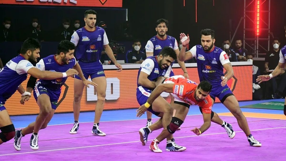 Haryana Steelers' Mohit pulls back Gujarat Giants' Rakesh in Match 28 of VIVO Pro Kabaddi League Season 8 