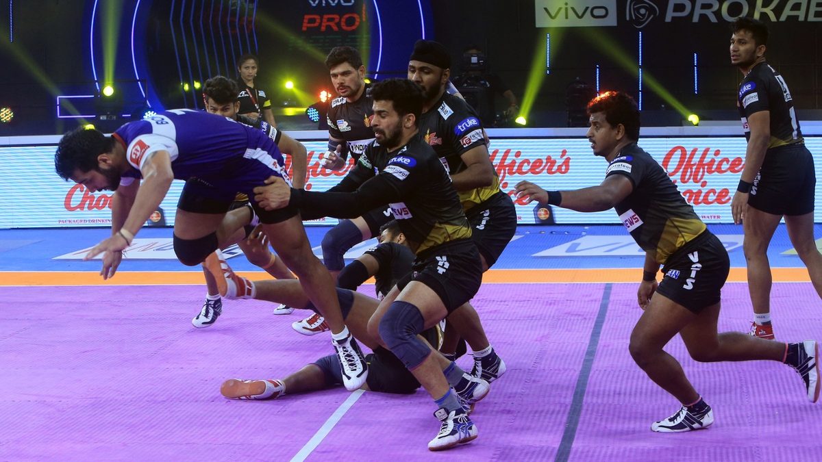 Telugu Titans's unit tries to get hold of Haryana Steelers' Vikash Kandola in Match 77 of VIVO Pro Kabaddi League Season 8. 