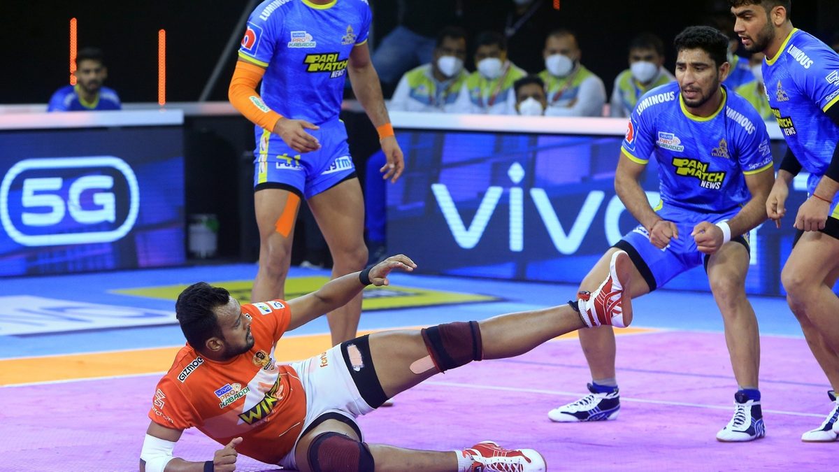 Mahendra Rajput of Gujarat Giants claims a point against Tamil Thalaivas in Match 129 of VIVO Pro Kabaddi League Season 8