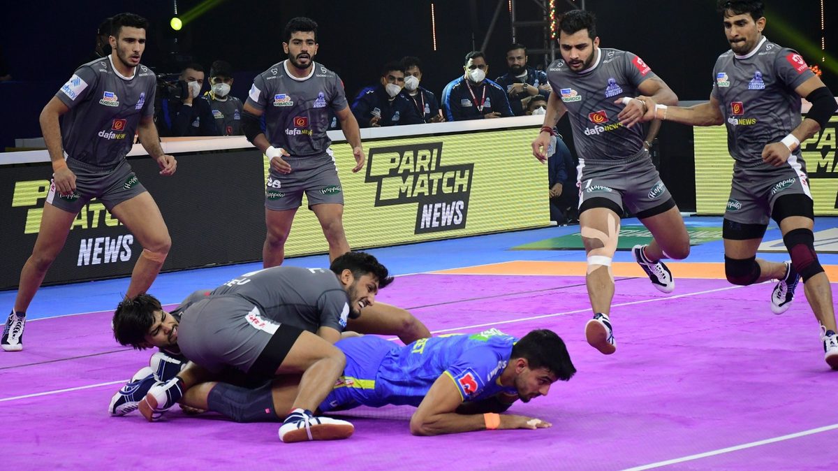 Manjeet of Tamil Thalaivas is pounced upon by the Haryana Steelers’ defense in Match 45 of VIVO Pro Kabaddi League Season 8.
