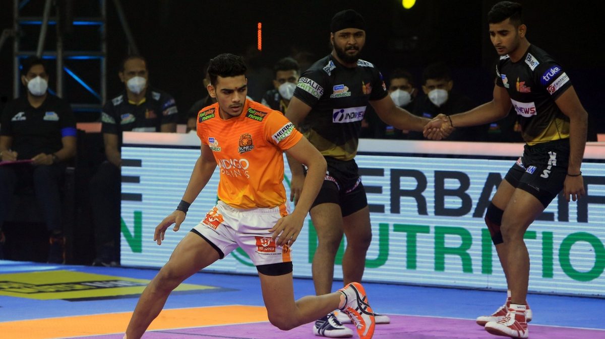 Mohit Goyat of Puneri Paltan looks back after a point against Telugu Titans in Match 112 of VIVO Pro Kabaddi League Season 8