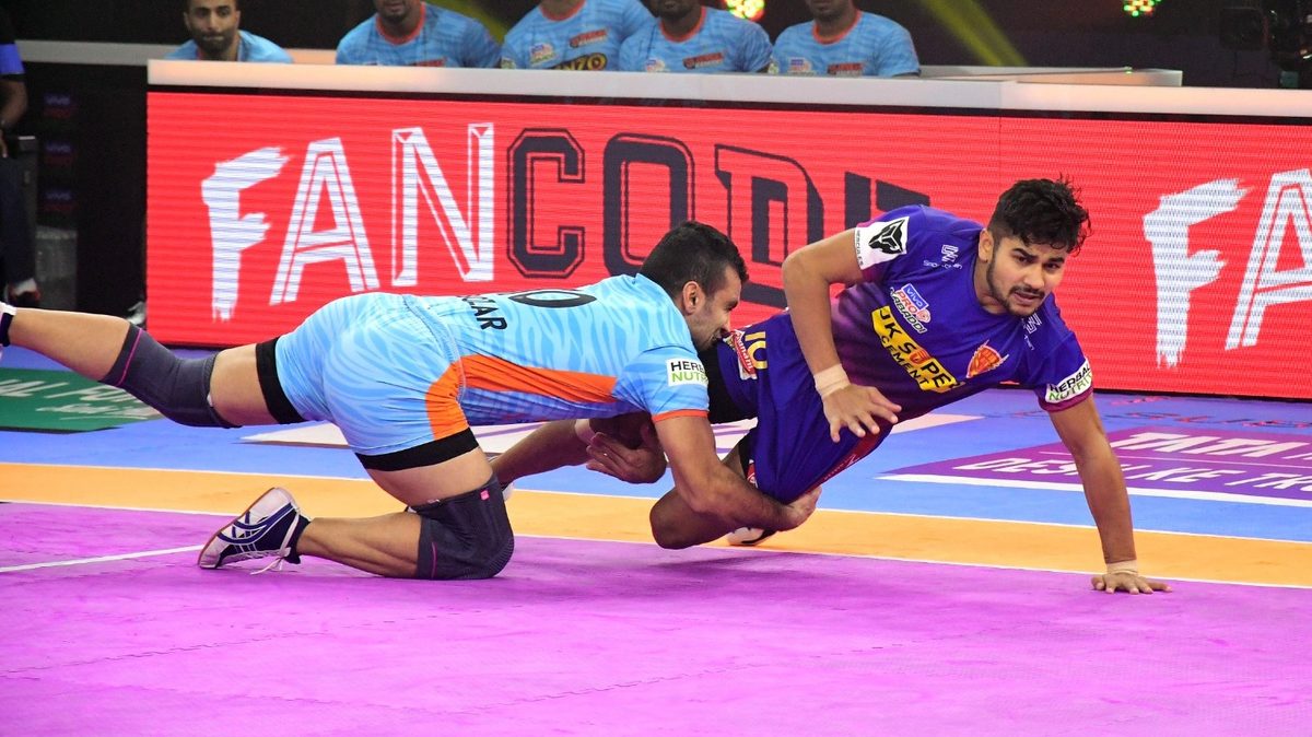 Abozar Mighani of Bengal Warriors tries to stop Naveen Kumar of Dabang Delhi K.C. in Match 19 of VIVO Pro Kabaddi League Season 8