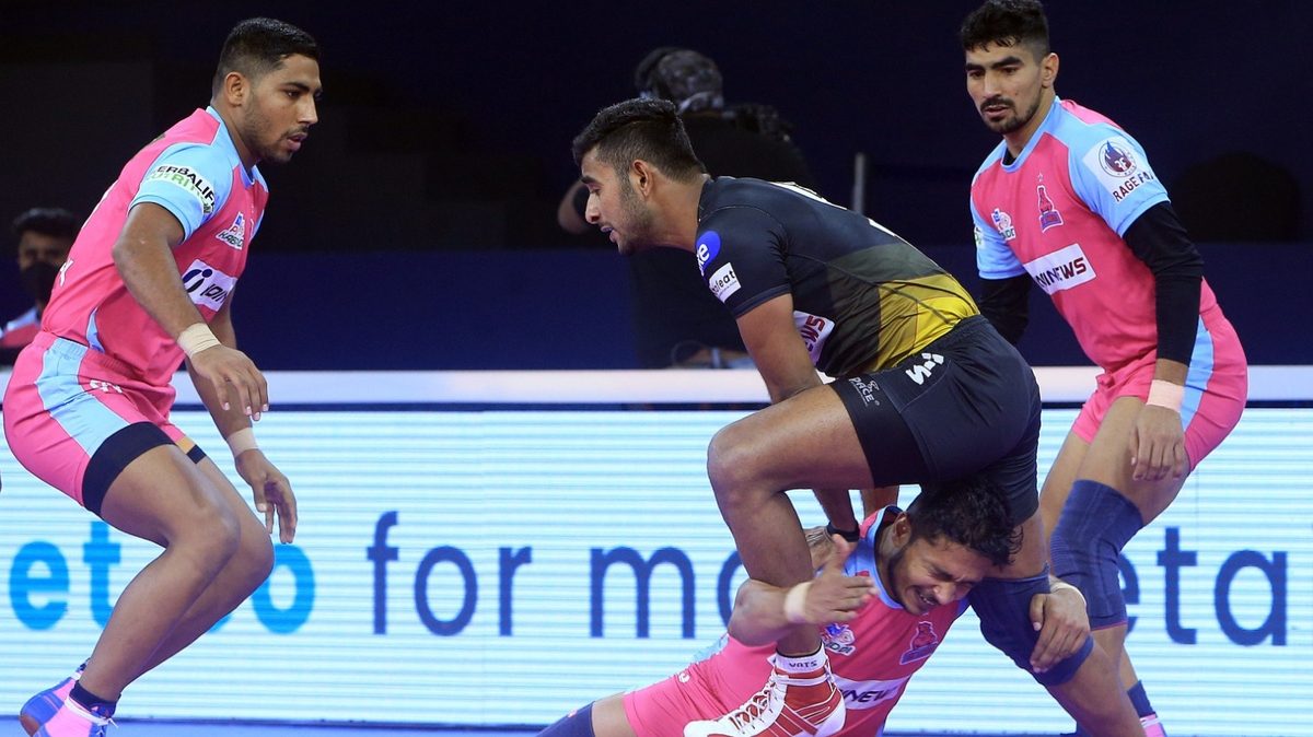 Galla Raju of Telugu Titans is stuck amongst the Jaipur Pink Panthers' defence in Match 123 of VIVO Pro Kabaddi League Season 8