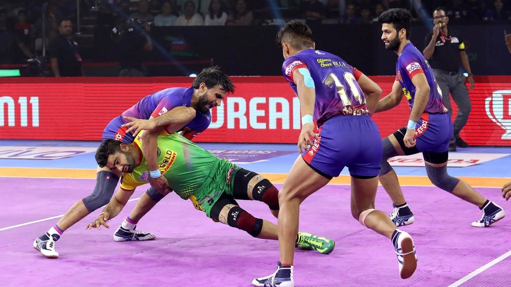 Dabang Delhi K.C.’s Joginder Narwal tackles Patna Pirates’ Pardeep Narwal.